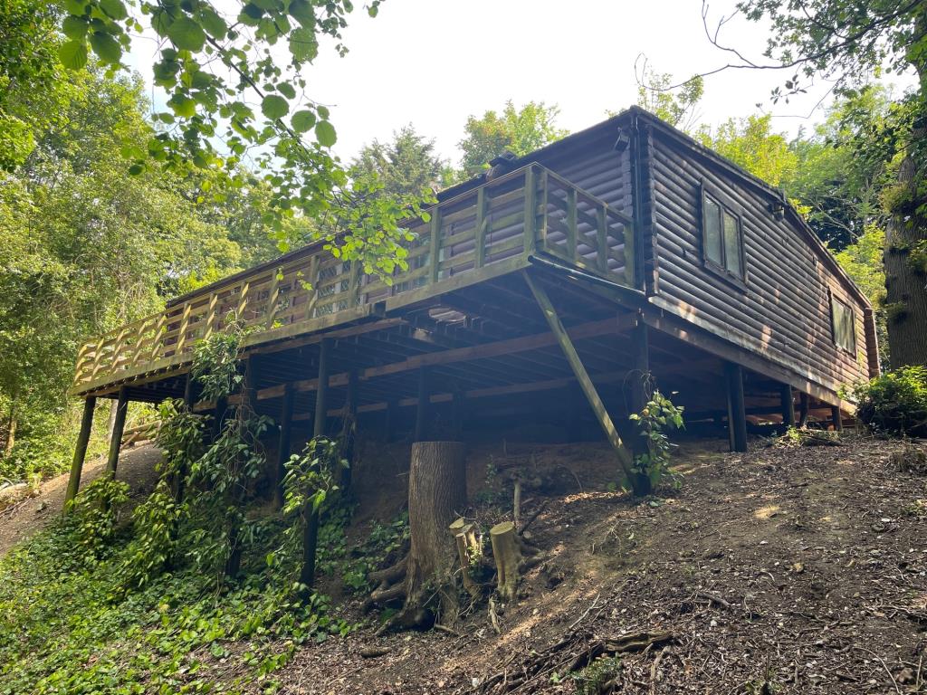 Lot: 111 - DETACHED CABIN IN WOODLAND SETTING - Exterior 2